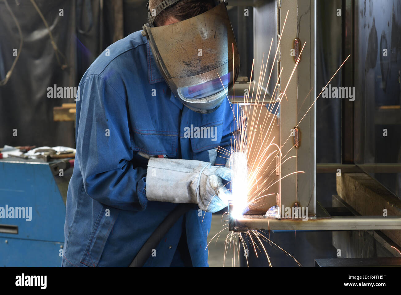 Schweißer arbeitet in Metall Bau - Bau- und Verarbeitung von Stahl Komponenten Stockfoto
