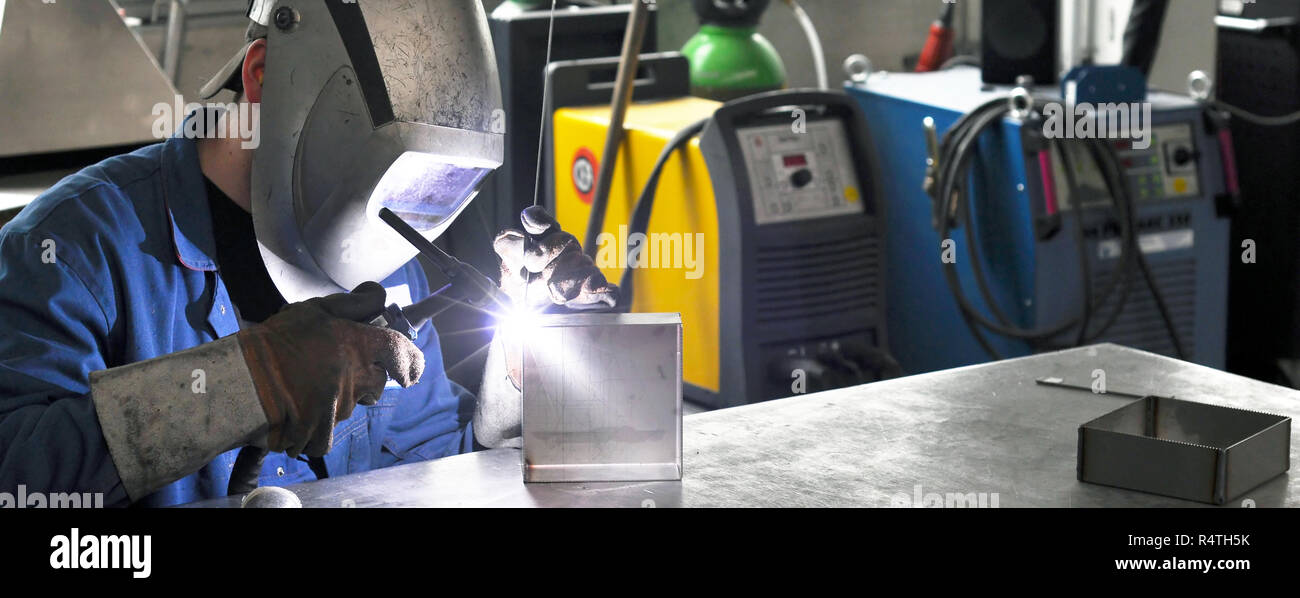 Schweißer arbeitet in Metall Bau - Bau- und Verarbeitung von Stahl Komponenten Stockfoto