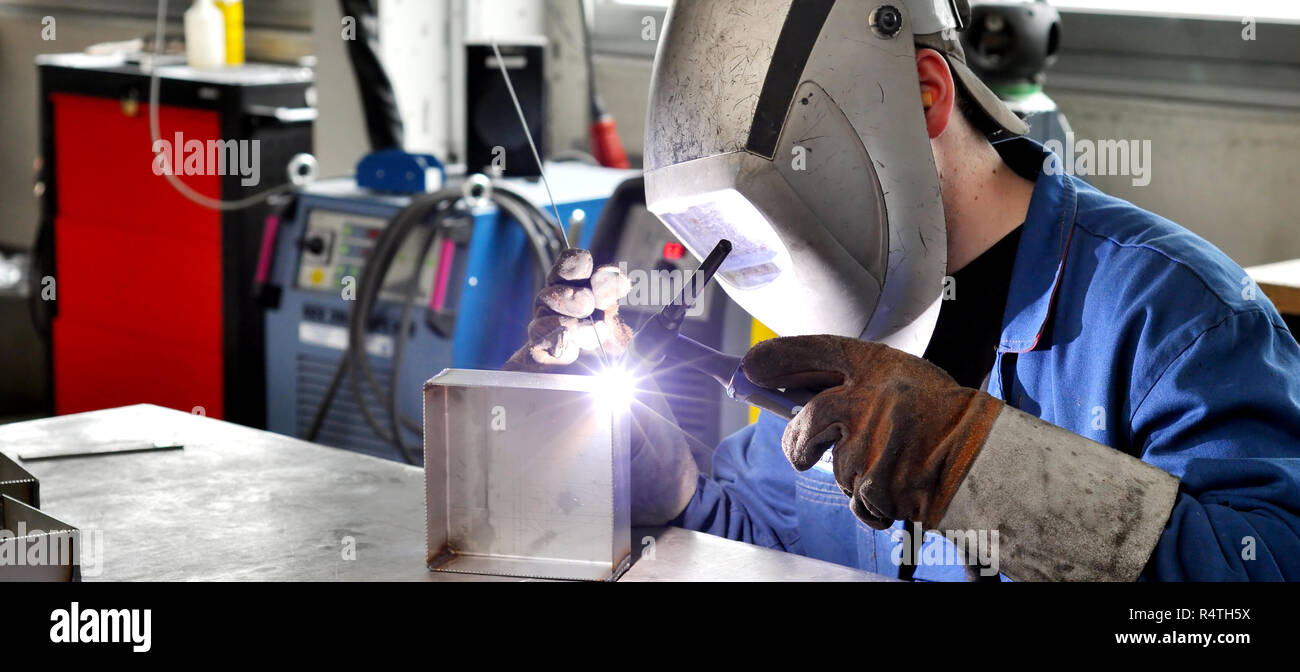Schweißer arbeitet in Metall Bau - Bau- und Verarbeitung von Stahl Komponenten Stockfoto