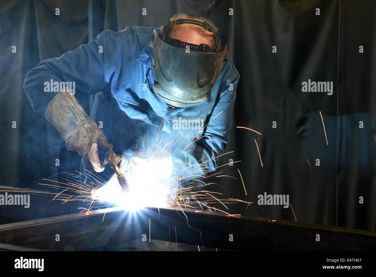 Schweißer arbeitet in Metall Bau - Bau- und Verarbeitung von Stahl Komponenten Stockfoto