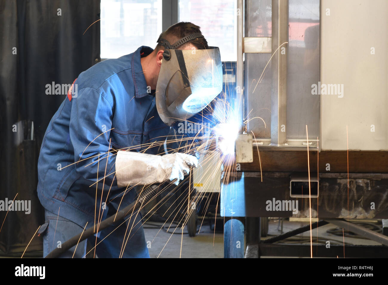 Schweißer arbeitet in Metall Bau - Bau- und Verarbeitung von Stahl Komponenten Stockfoto