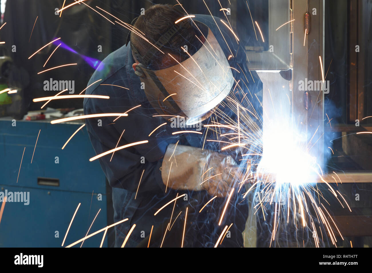 Schweißer arbeitet in Metall Bau - Bau- und Verarbeitung von Stahl Komponenten Stockfoto