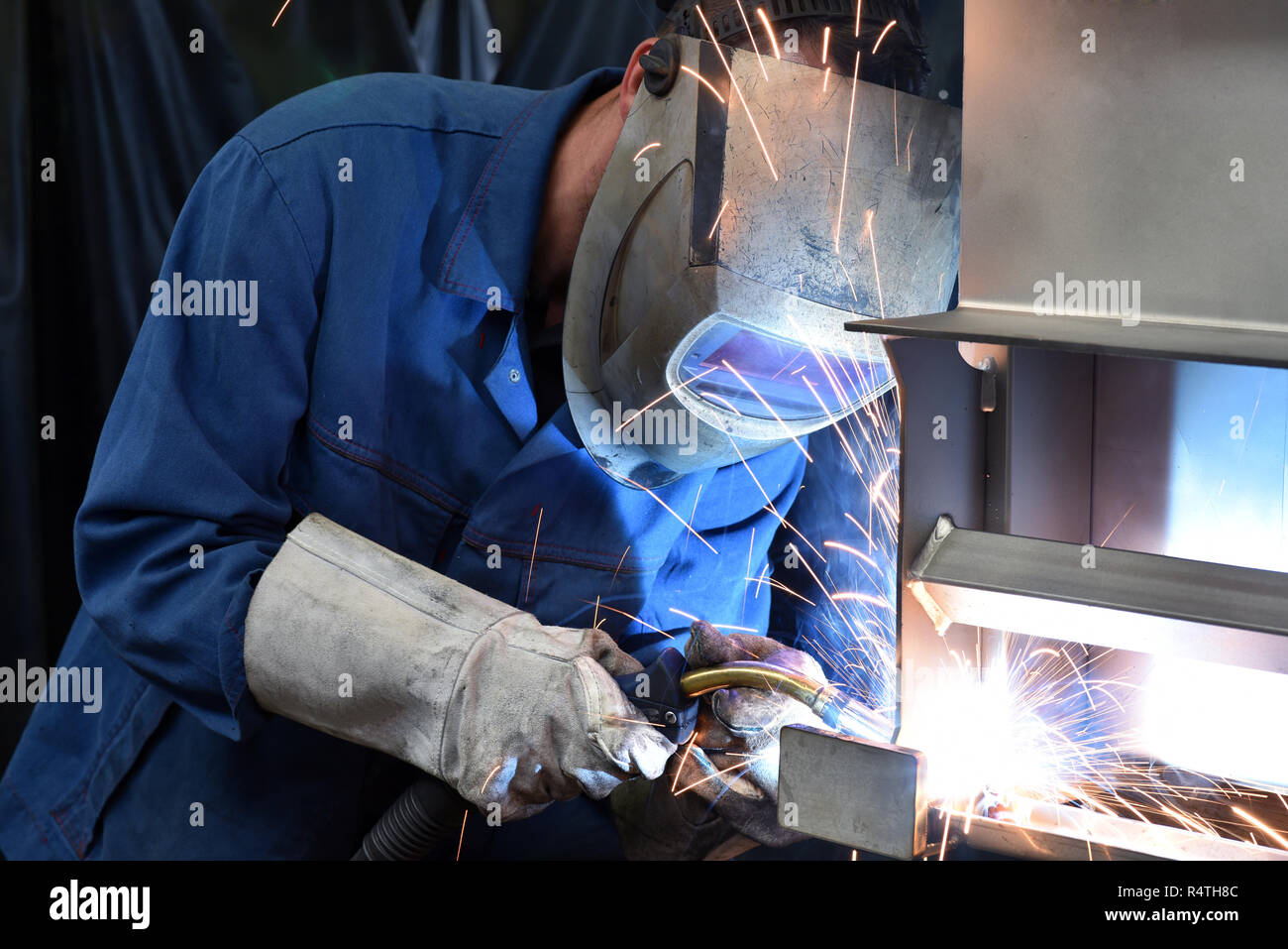Schweißer arbeitet in Metall Bau - Bau- und Verarbeitung von Stahl Komponenten Stockfoto