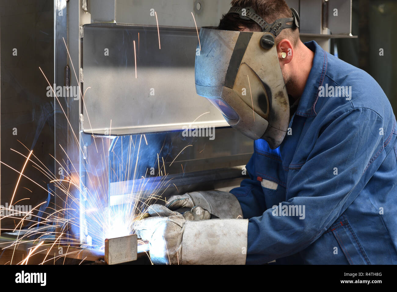 Schweißer arbeitet in Metall Bau - Bau- und Verarbeitung von Stahl Komponenten Stockfoto