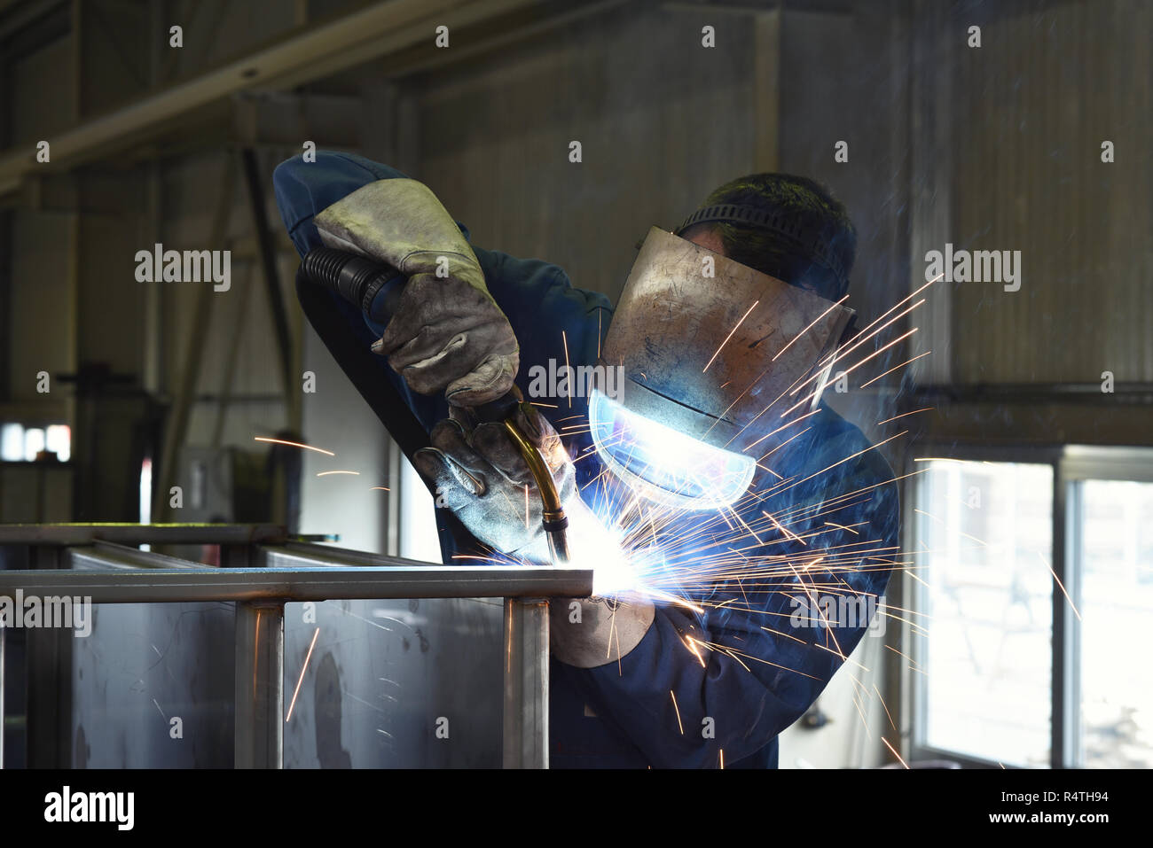 Schweißer arbeitet in Metall Bau - Bau- und Verarbeitung von Stahl Komponenten Stockfoto