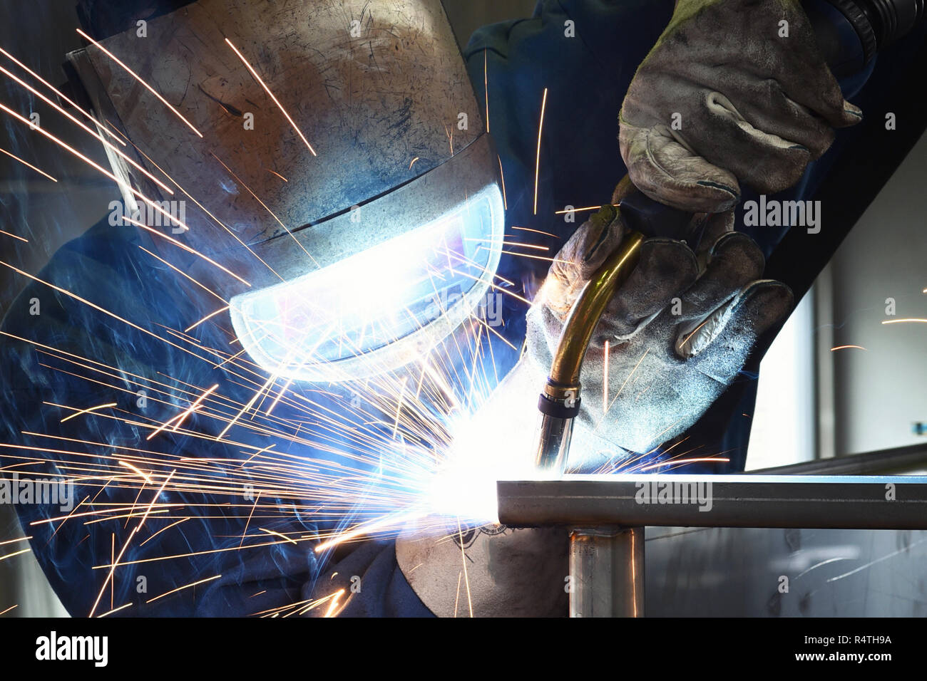Schweißer arbeitet in Metall Bau - Bau- und Verarbeitung von Stahl Komponenten Stockfoto