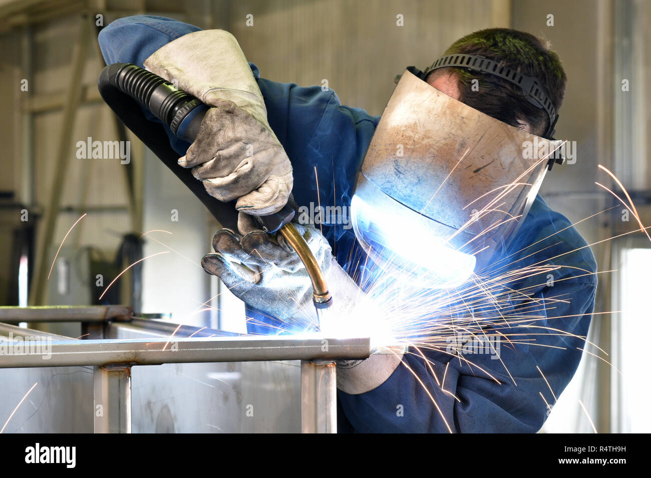 Schweißer arbeitet in Metall Bau - Bau- und Verarbeitung von Stahl Komponenten Stockfoto