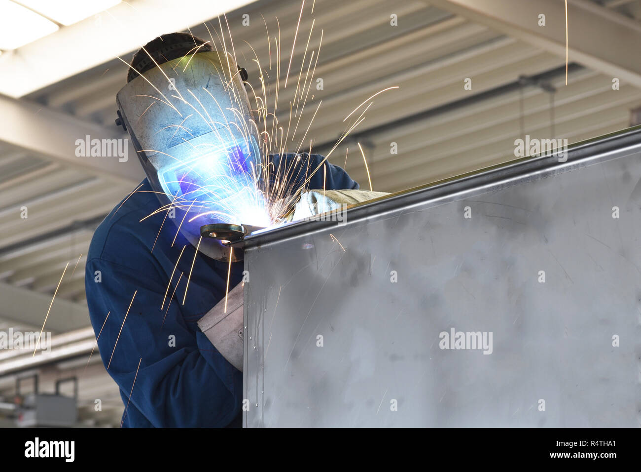 Schweißer arbeitet in Metall Bau - Bau- und Verarbeitung von Stahl Komponenten Stockfoto