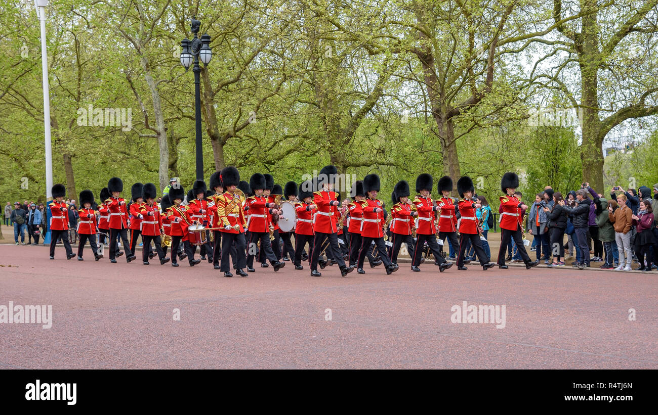 London, UK, 29. April 2018: Soldaten der Königlichen Garde gehen Sie zum Buckingham Palace Beim Ändern der Guard Zeremonie. Stockfoto