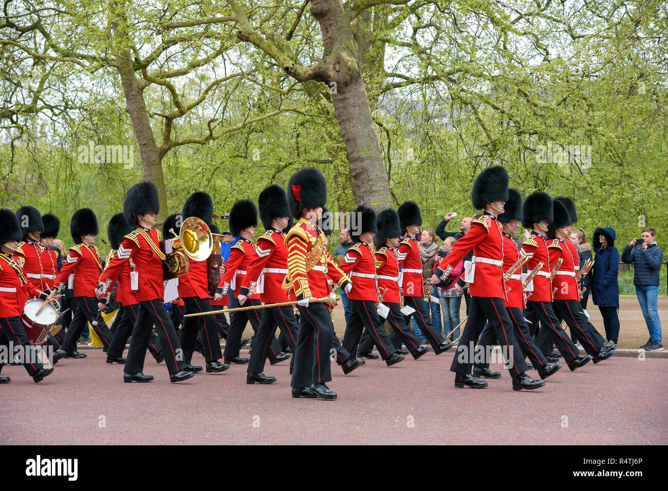 London, UK, 29. April 2018: Soldaten der Königlichen Garde gehen Sie zum Buckingham Palace Beim Ändern der Guard Zeremonie. Stockfoto