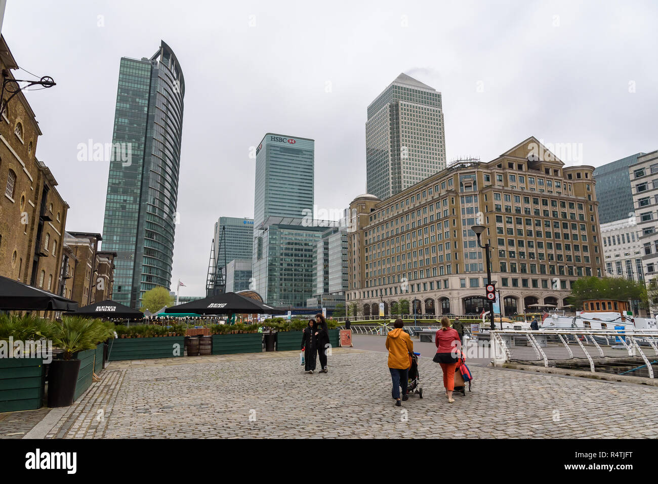 London, UK, 28. April 2018: Die modernen Gebäuden und alten Hafen Kräne an der West India Quay im Rahmen der Sanierung rund um Canary Wharf in London Stockfoto