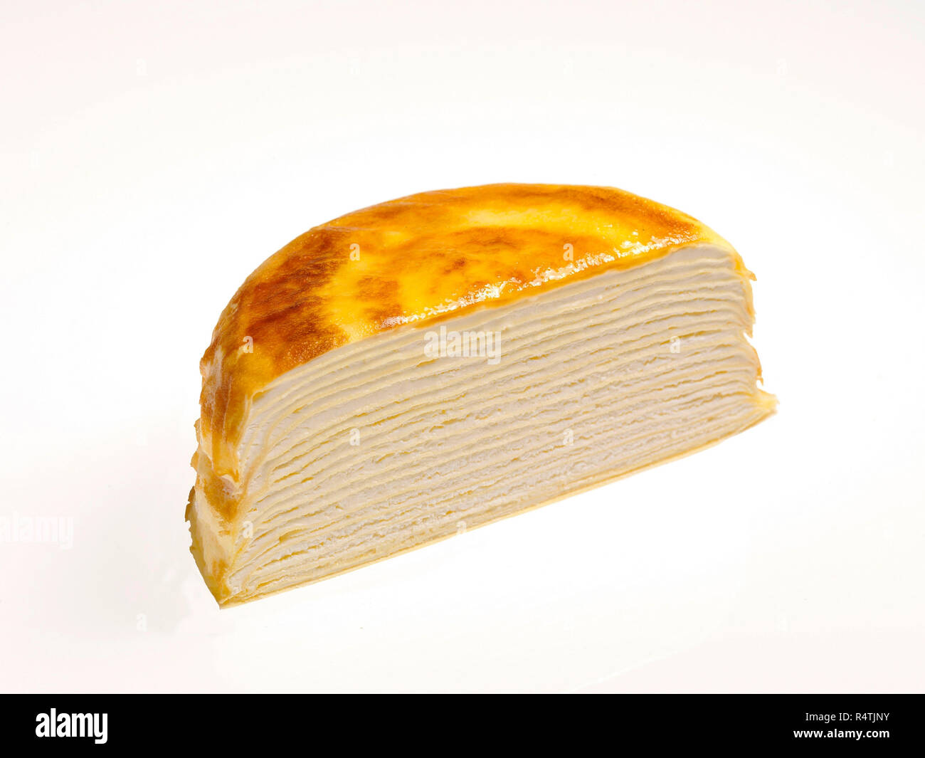 Die Hälfte der Pate Chaud Kuchen auf weißem Hintergrund Stockfoto