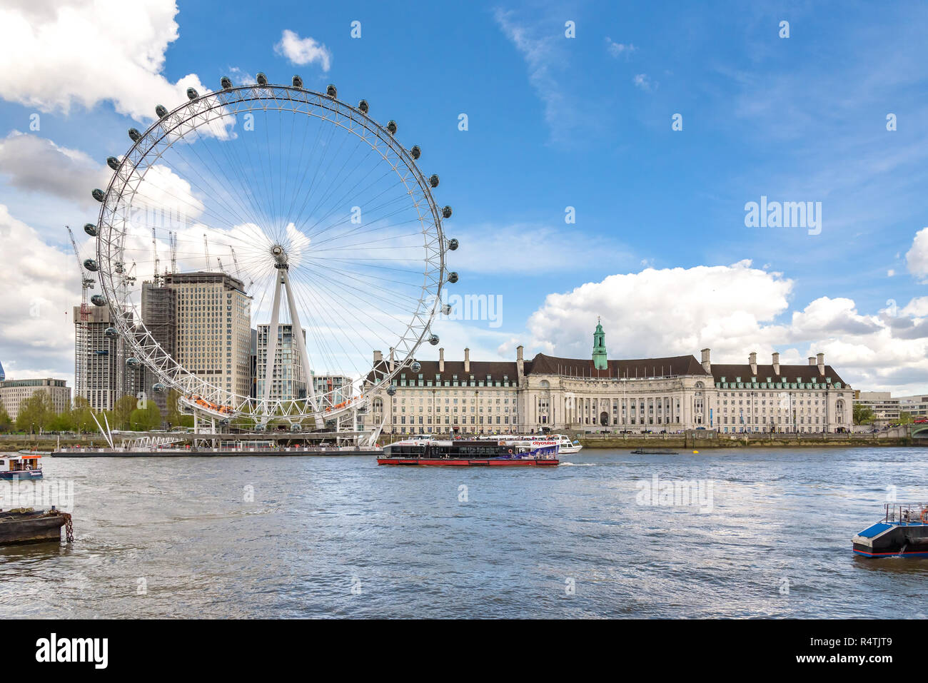 London, Großbritannien - 26 April 2018: London Eye und der County Hall upon Thames River von der Victoria Embankment gesehen Stockfoto