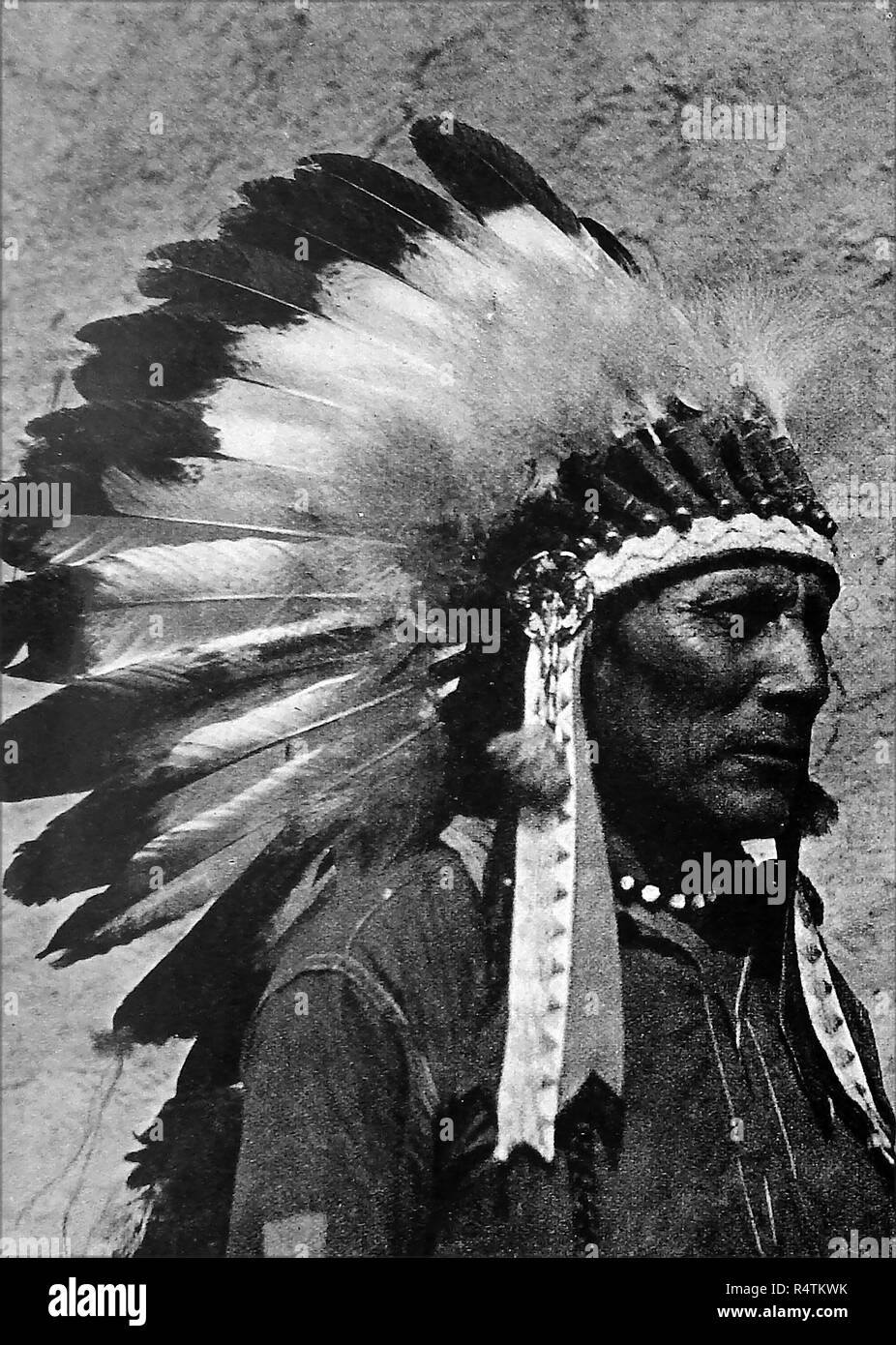 Ein Bild von 1946 eine echte native american Indian Chief in voller Federkopfschmuck Stockfoto