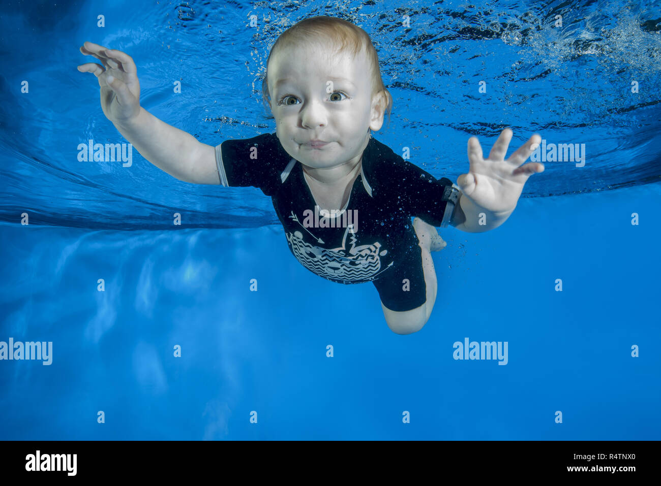 Little boy Tauchgänge unter Wasser im Pool, Ukraine Stockfoto