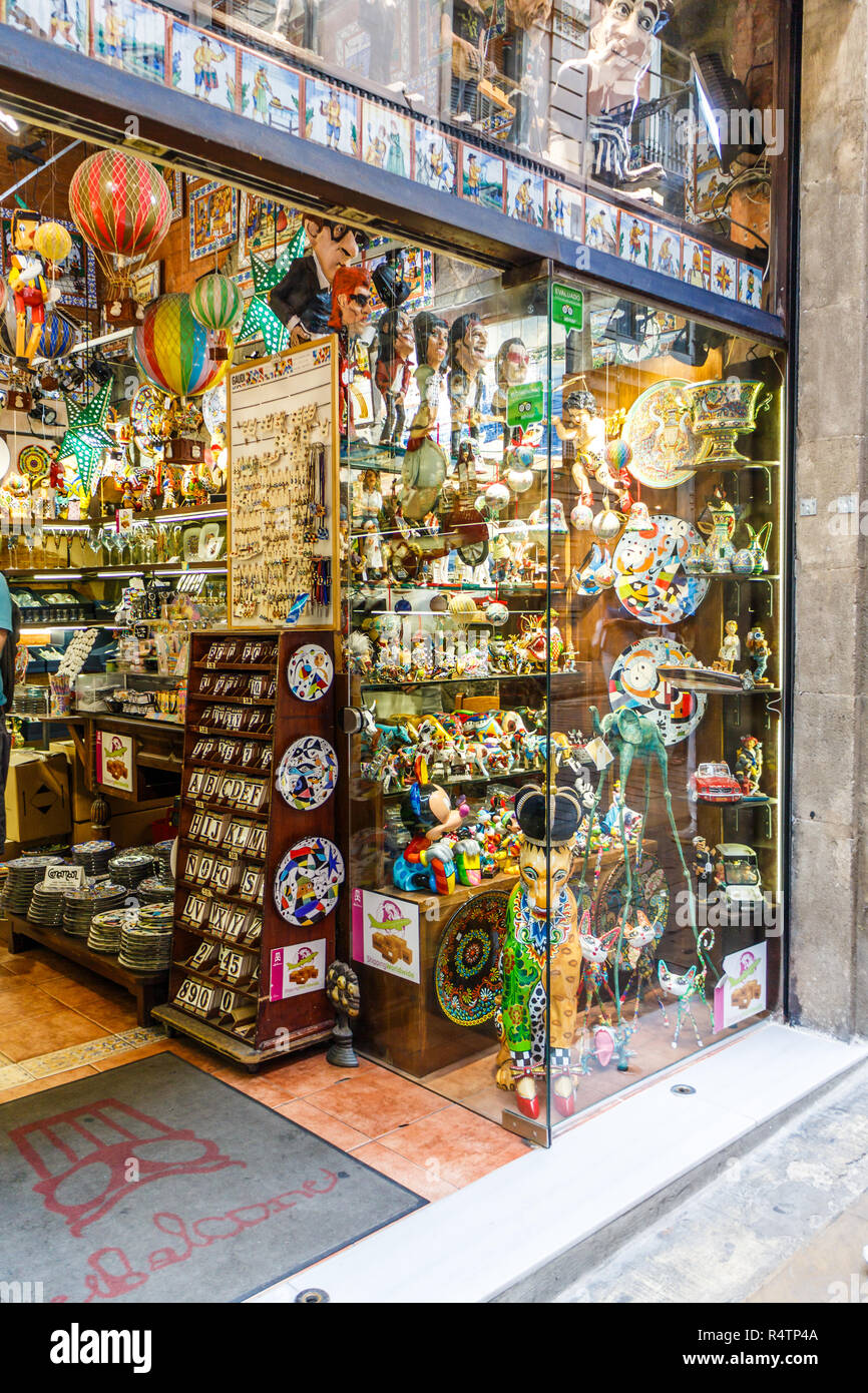 Barcelona, Spanien - 4. Oktober 2017: Souvenirshop auf La Rambla. Die Straße ist sehr berühmten Einkaufszone. Stockfoto