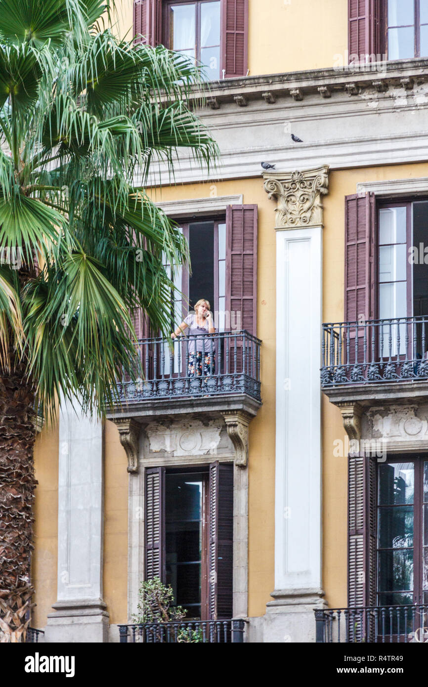 Barcelona, Spanien - 4. Oktober 2017: Mann stand auf dem Balkon auf Handy in Placa Reial von La Rambla. Das Quadrat ist beliebt für Ess- und nig Stockfoto