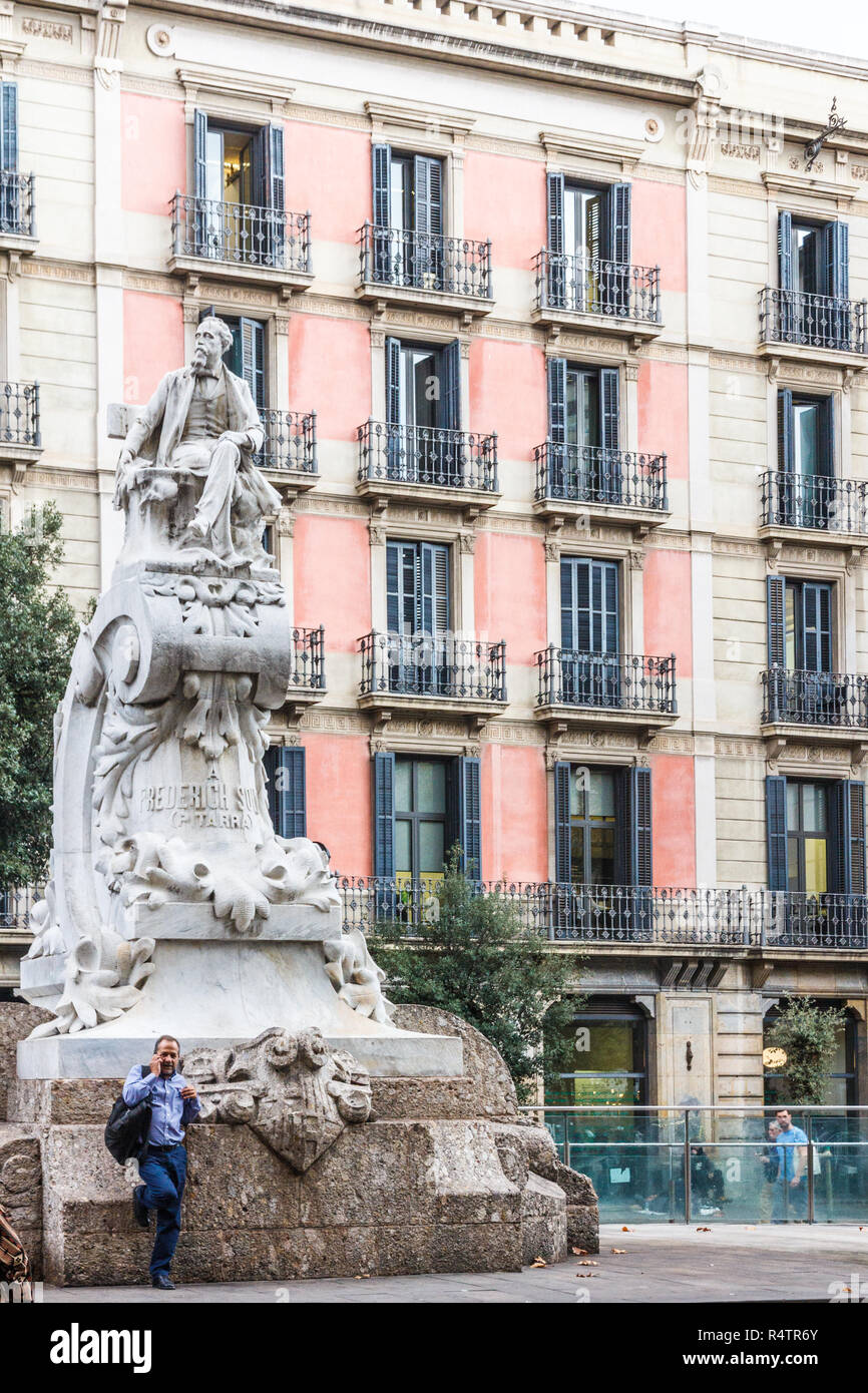 Barcelona, Spanien - 4. Oktober 2017: Mann auf Handy lehnte sich gegen eine Statue von Frederich Soler in der Nähe der Plaça del Teatre. Am Besten als erafí P bekannt Stockfoto