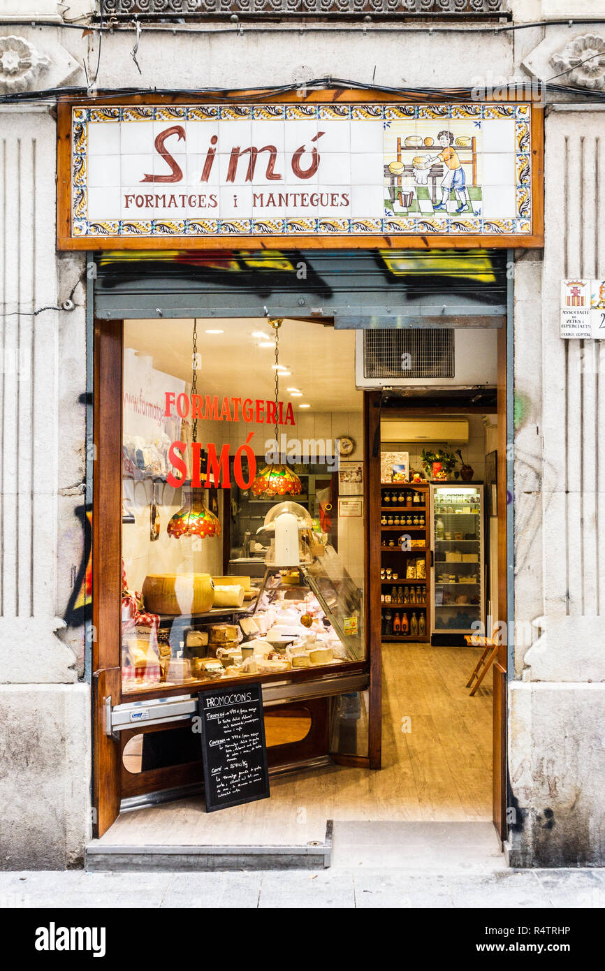 Barcelona, Spanien - 4. Oktober 2017: Spezialist cheese shop auf La Rambla. Die Gegend ist voll von Fachgeschäften, wie dieser. Stockfoto