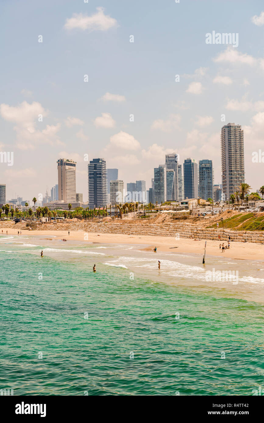 Die Leute am Strand, Alma Strand, Blick auf die Skyline von Tel Aviv mit Wolkenkratzern, Tel Aviv, Israel Stockfoto