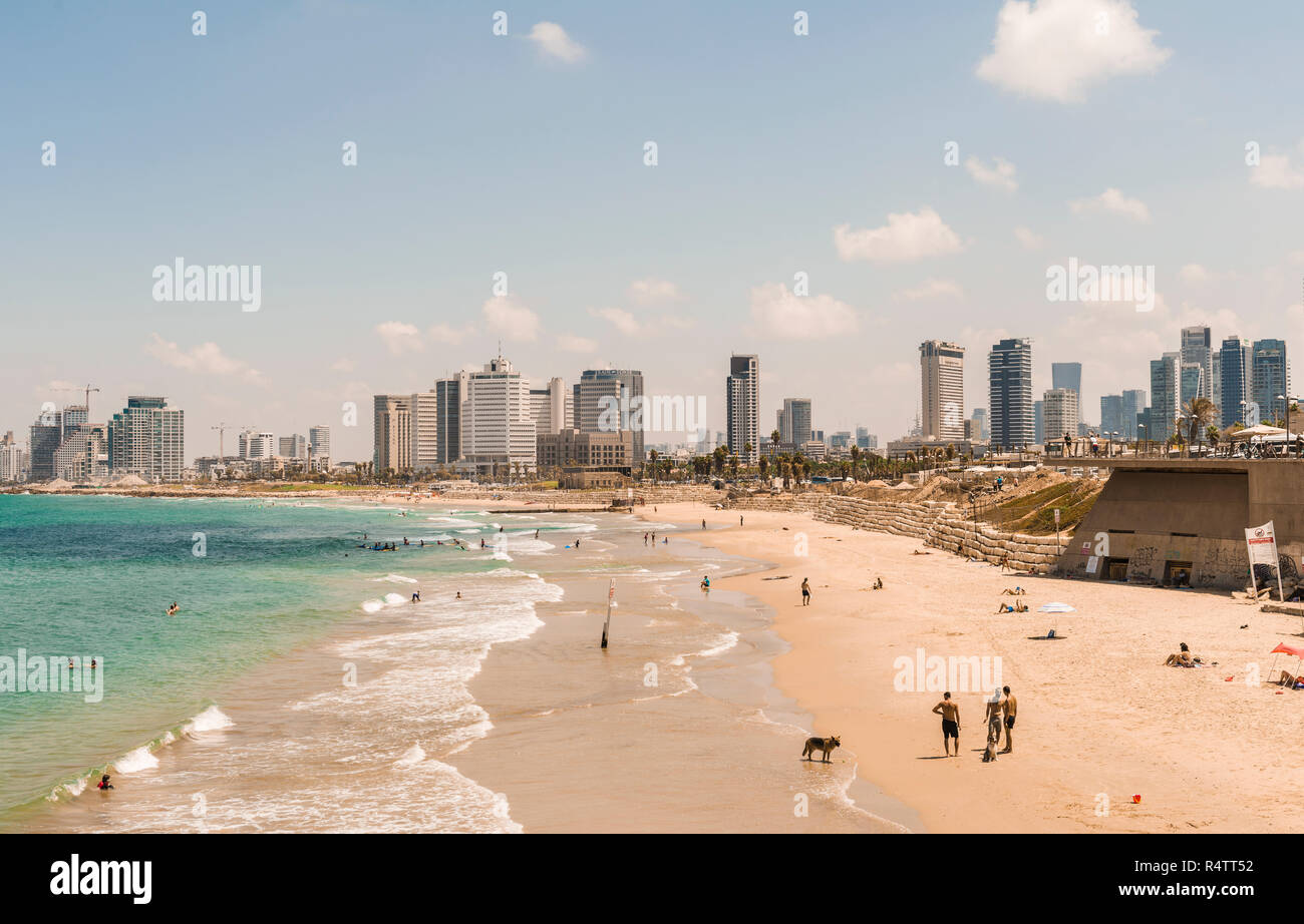 Die Leute am Strand, Alma Strand, Blick auf die Skyline von Tel Aviv mit Wolkenkratzern, Tel Aviv, Israel Stockfoto