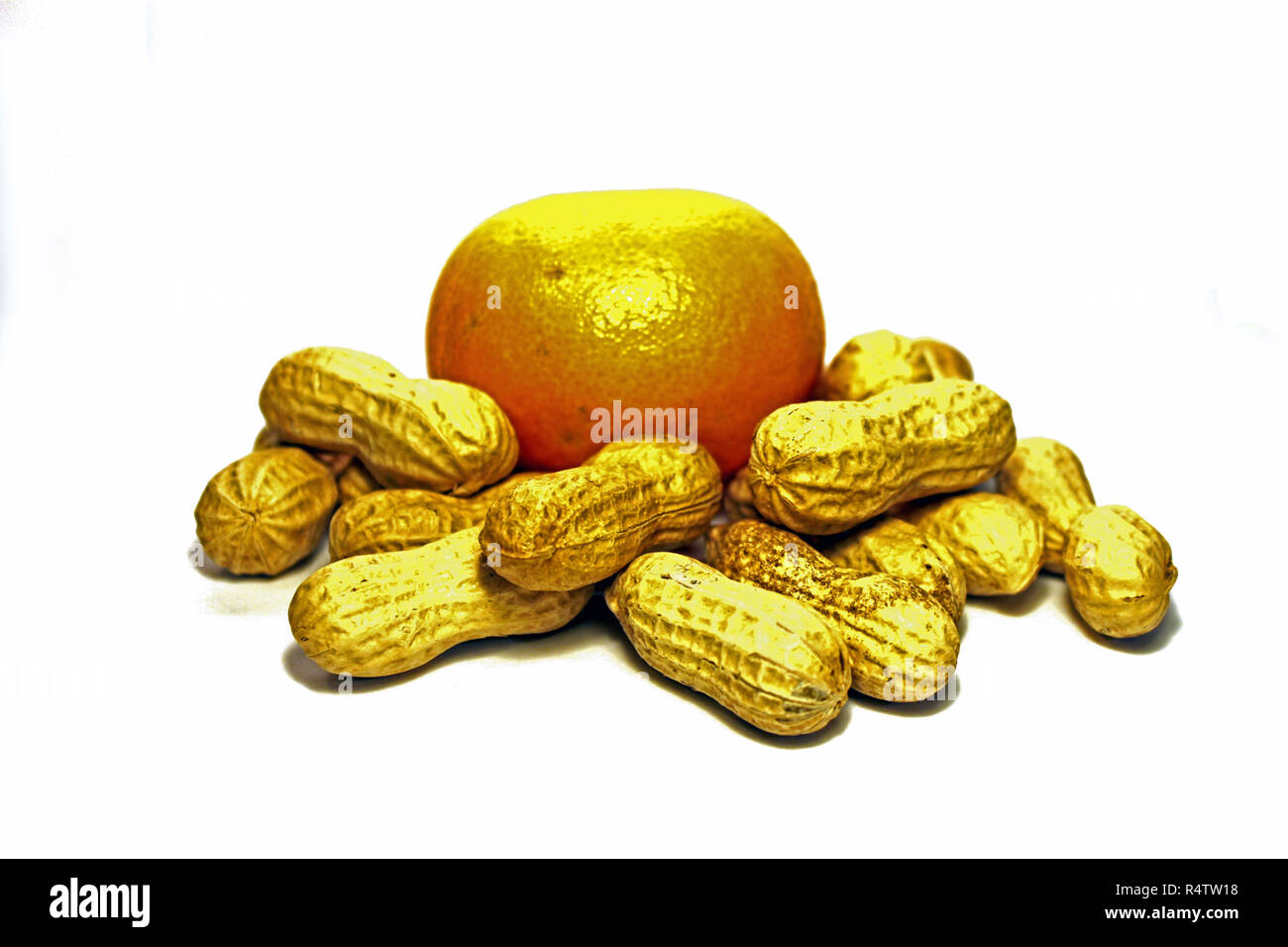 Erdnüsse und Mandarin auf weißem Hintergrund. Traditionelle Schweizer Sankt Nikolaus Tag. 6. Dezember. Stockfoto
