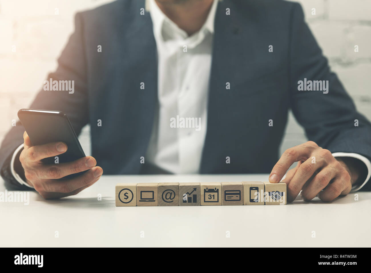 Besetzt Geschäftsmann mit Smatphone im Büro multitasking Konzept Stockfoto