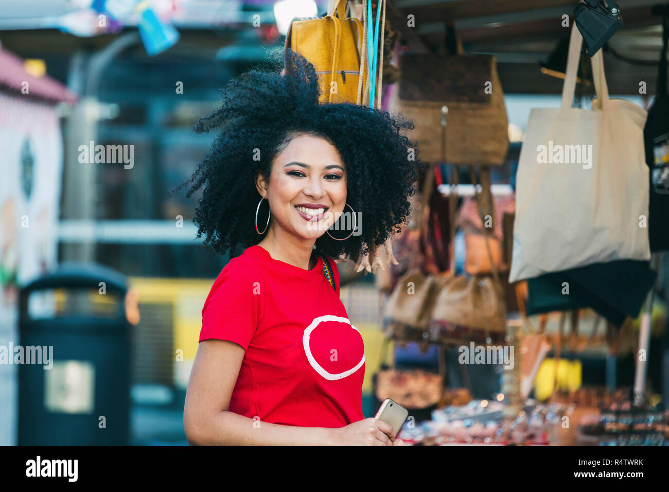 Porträt Lächeln, selbstbewussten jungen Frau Shopping am Marktstand Stockfoto