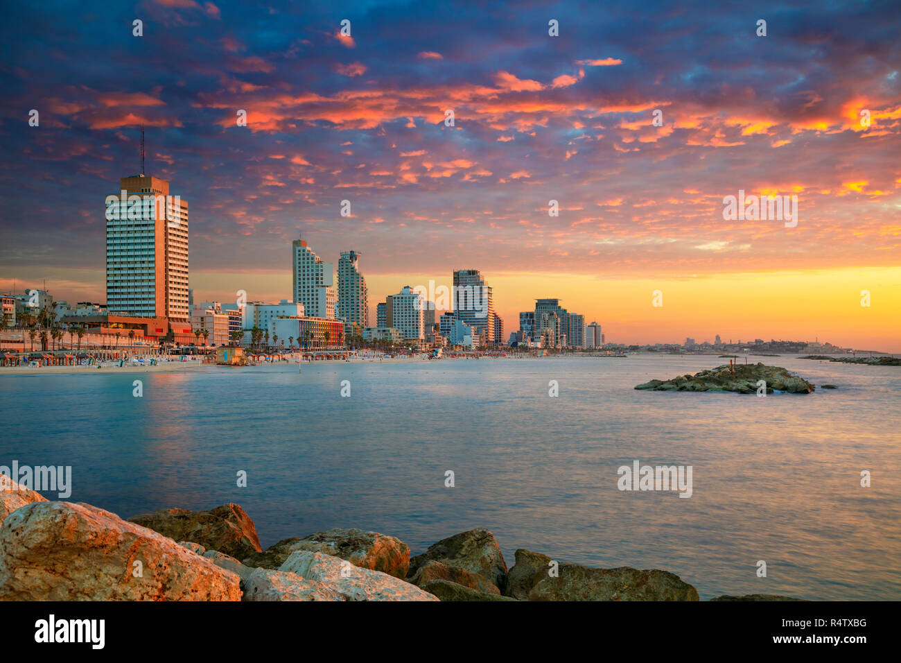 Skyline von Tel Aviv. Stadtbild Bild von Tel Aviv, Israel während des Sonnenuntergangs. Stockfoto