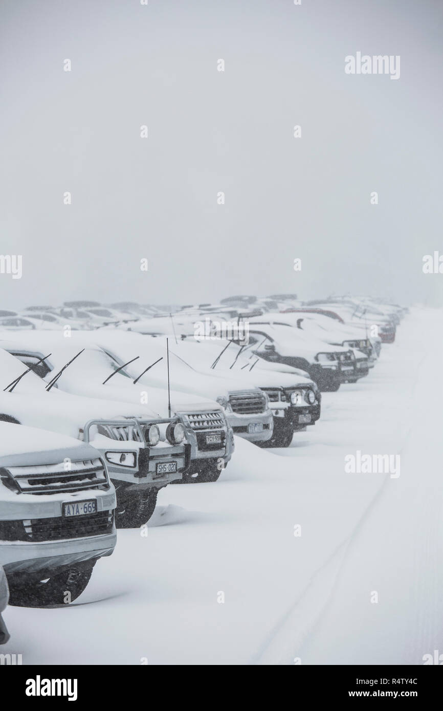 Schnee, der geparkten Autos in voller Parkplatz Stockfoto