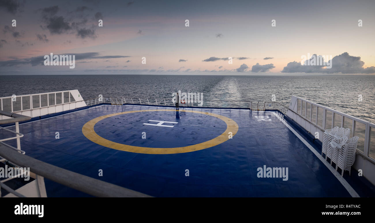 Am frühen Morgen Außenansicht der Hubschrauberlandeplatz an Bord der Brittany Ferries Schiff MV Bretagne, Kreuzung von Portsmouth St Malo. Stockfoto
