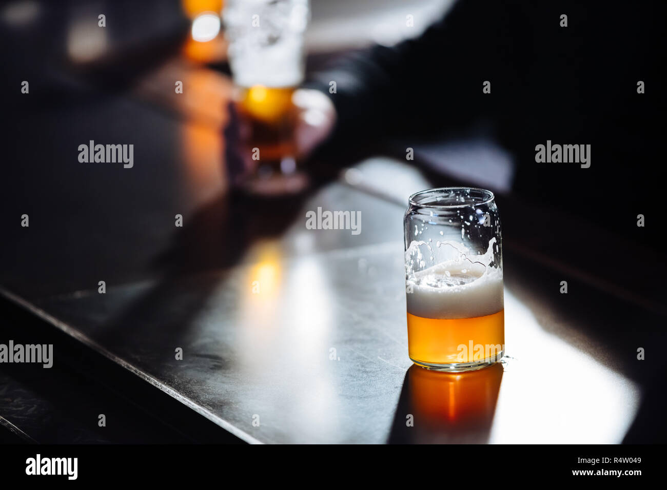 Ein Mann mit einem Pint Handwerk Bier an einem Brew Pub Stockfoto