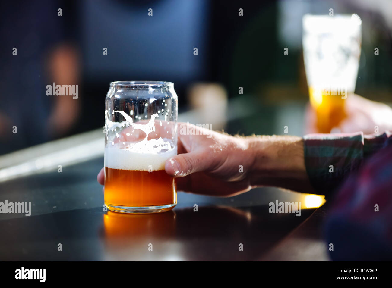 Ein Mann mit einem Handwerk Bier an einem Brew Pub Stockfoto