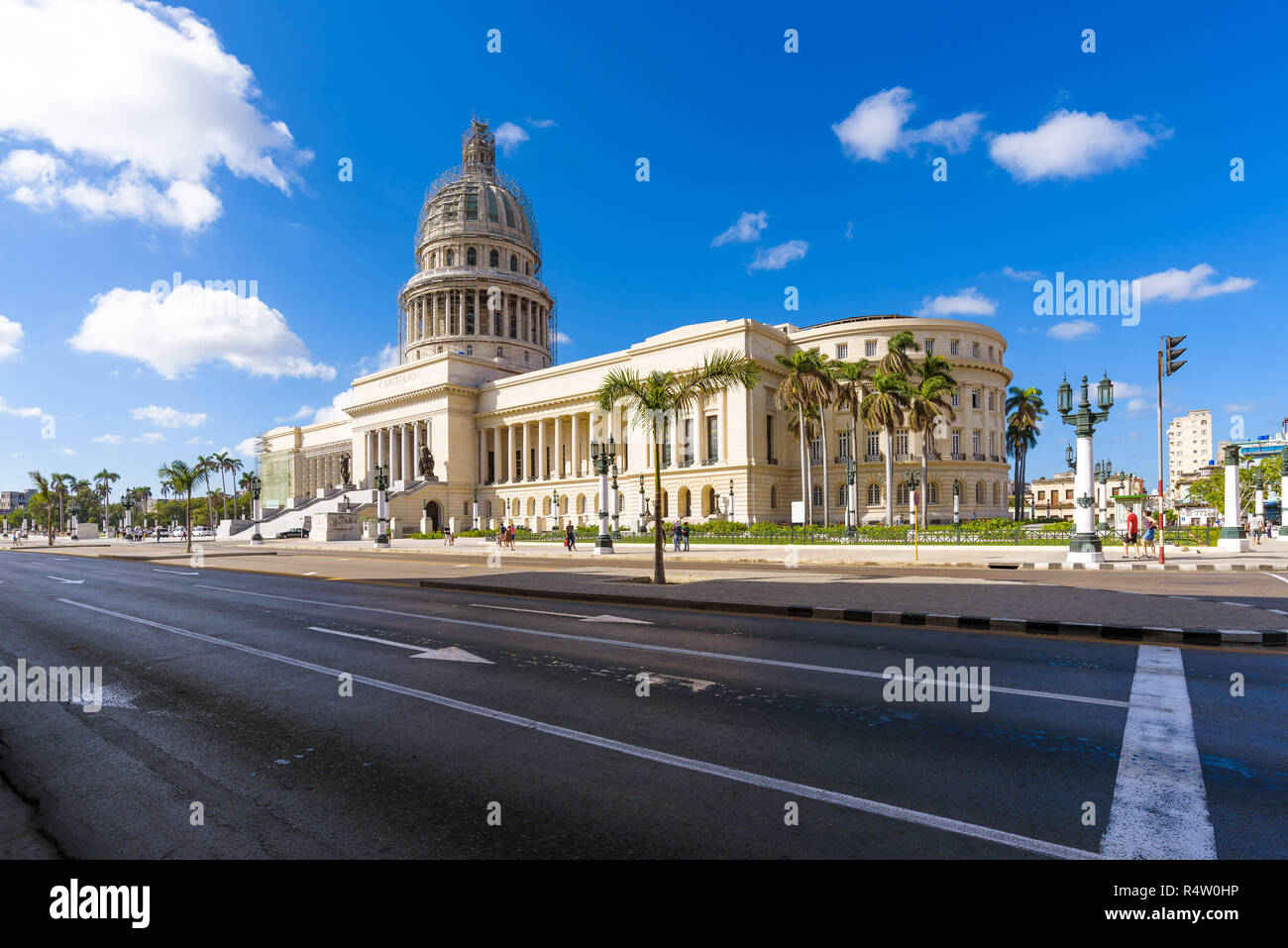 Die Altstadt von Havanna, Kuba. Classic vintage American Taxi Autos passieren vor El Capitolio Gebäude auf den Straßen von Habana Vieja. Stockfoto