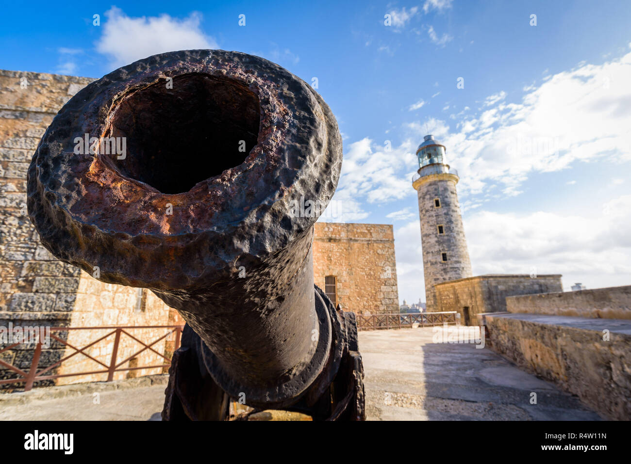 Der alte Leuchtturm und Kanone auf der Morro Castle, Havanna, Kuba. Stockfoto