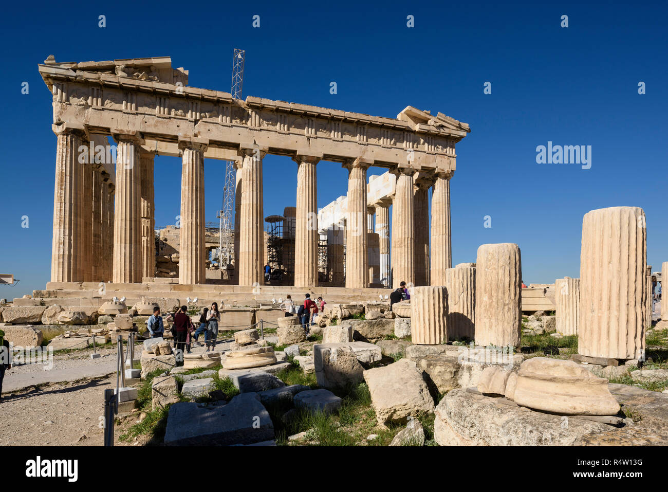 Athen. Griechenland. Den Parthenon und die Überreste der Tempel von Rom und Augustus (Vordergrund) auf der Akropolis. Stockfoto