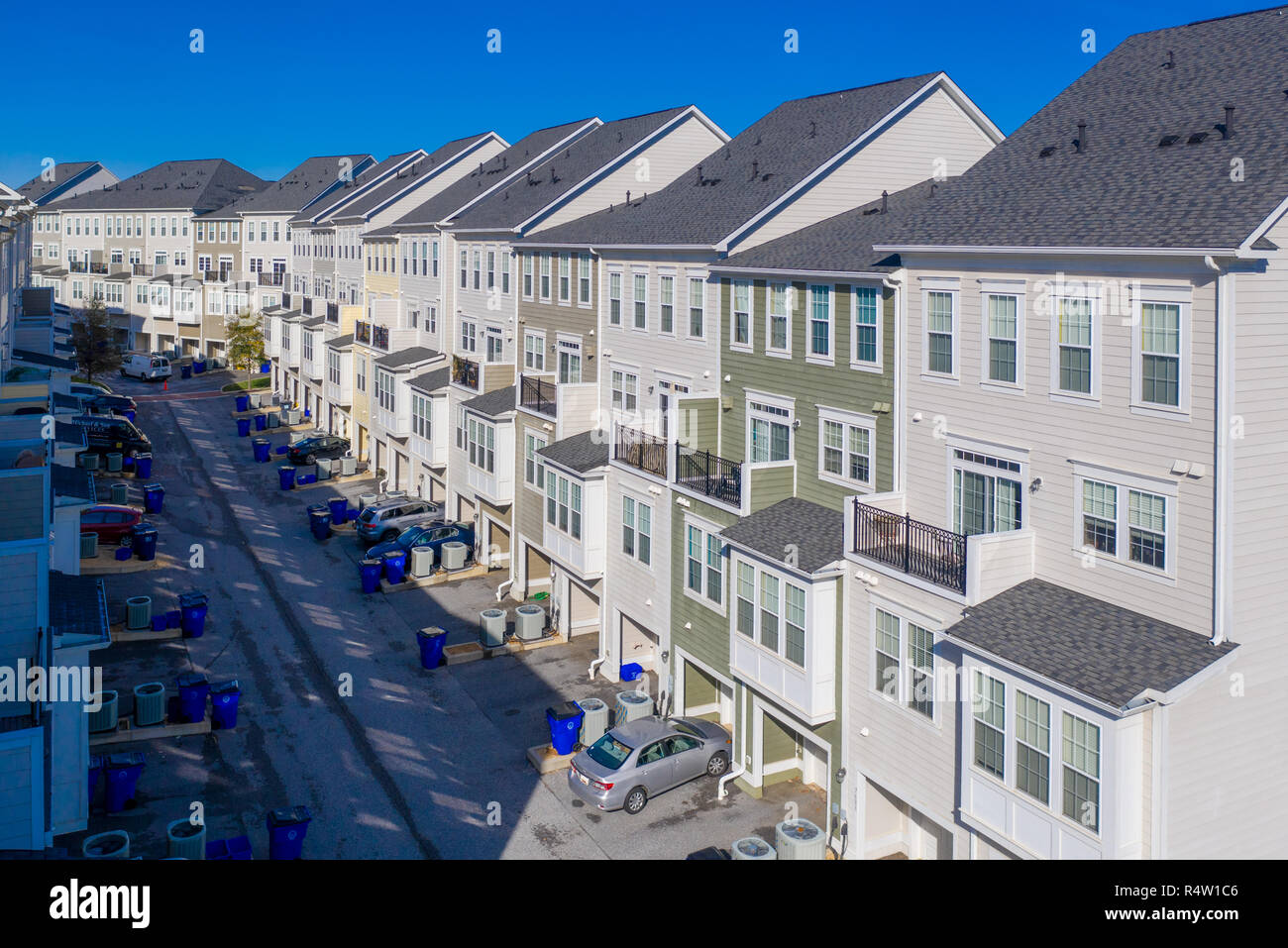 Ahorn Rasen Luxus mehrstöckiges Stadt Wohnungen, Stadthäuser USA Real Estate mit blauem Himmel Stockfoto