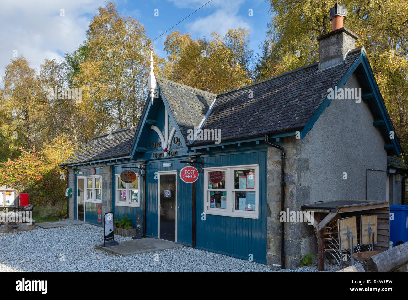 The Coach House Cafe und Post im Dorf Tomich, Hochland, Schottland, Großbritannien Stockfoto