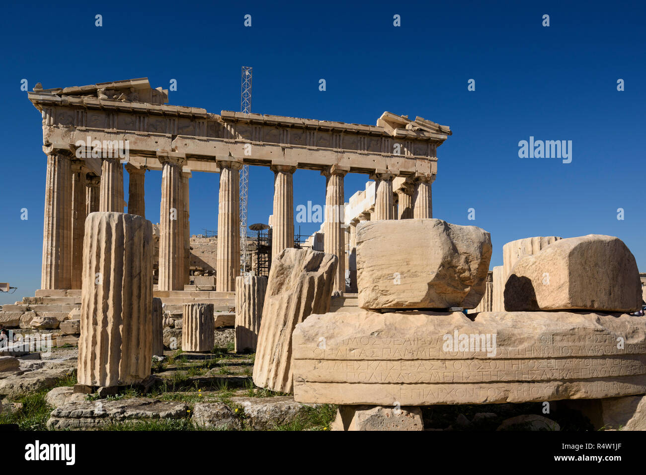 Athen. Griechenland. Bleibt der Tempel von Rom und Augustus auf der Akropolis, dem Architrav mit weihinschrift (Vordergrund) und der Partheno Stockfoto