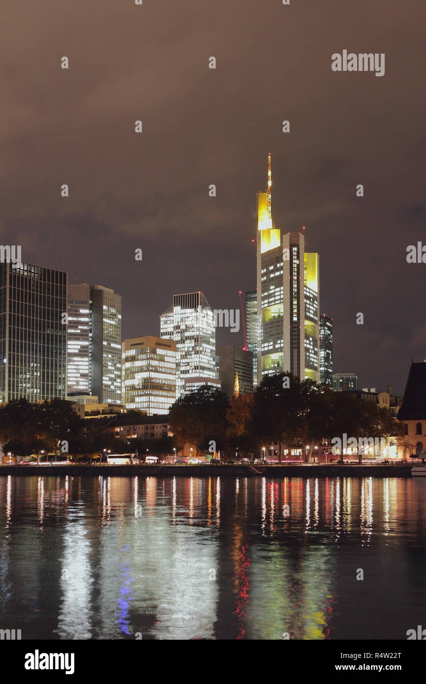 Stadt am Fluss in der Nacht. Frankfurt am Main, Deutschland Stockfoto