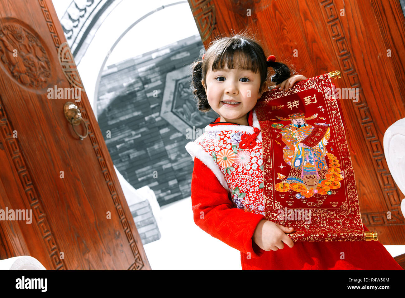 Schönes kleines Mädchen feiern das neue Jahr Stockfoto