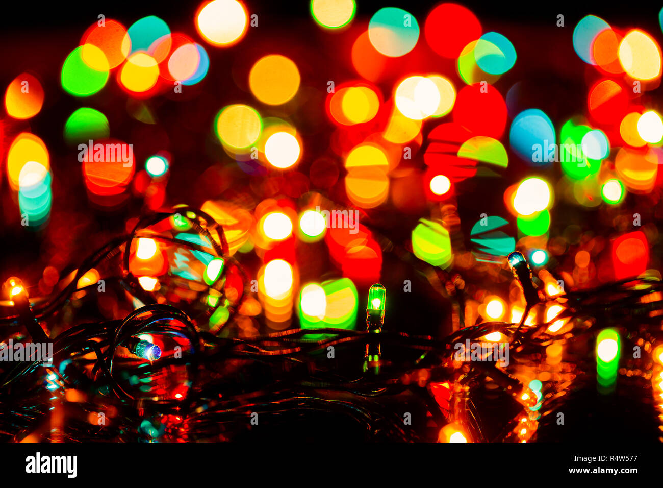 Verwischt Weihnachten oder Lichterketten Weihnachten Dekoration Hintergrund, auf elektrische Glühlampen Fokus Stockfoto