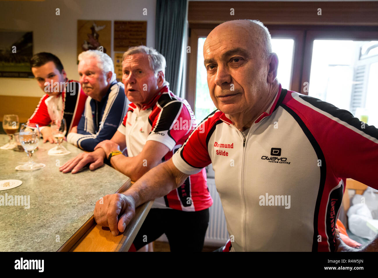 Ältere Radfahrer Wolfgang Buber (81) nach einer Reise mit seinem Rennrad auf Landstraßen in der Umgebung von Dortmund Getränke ein Bier im Klubhaus mit Radfahren Freunde. Stockfoto