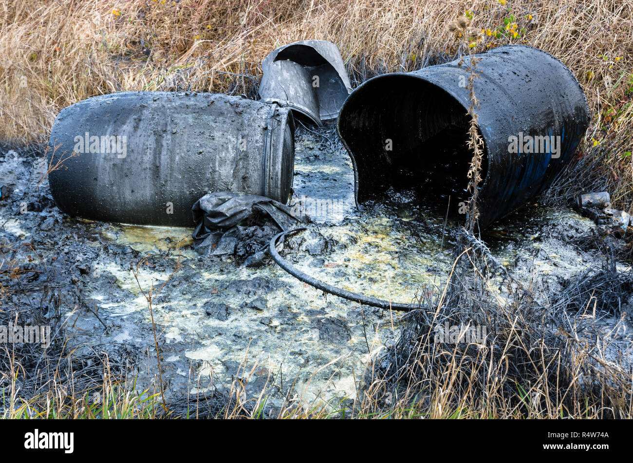 Gefährliche Abfälle. Das Auslaufen von industriellen von toxischen Abfällen in der Natur. Verschmutzung der Umwelt Stockfoto