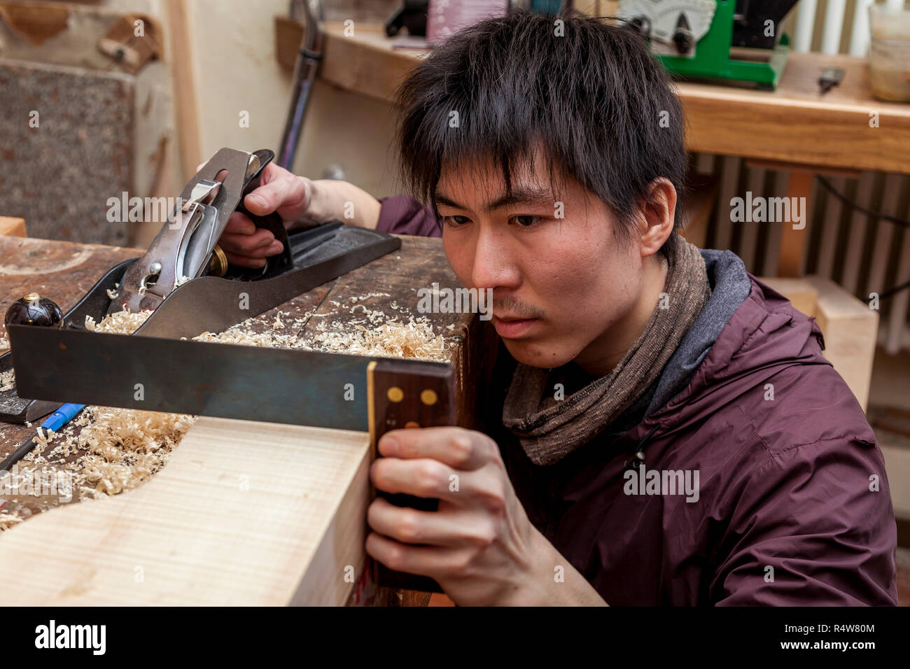 Handwerker japanische Geigenmacher begann die Arbeit an einem neuen Violine in seiner Werkstatt Stockfoto