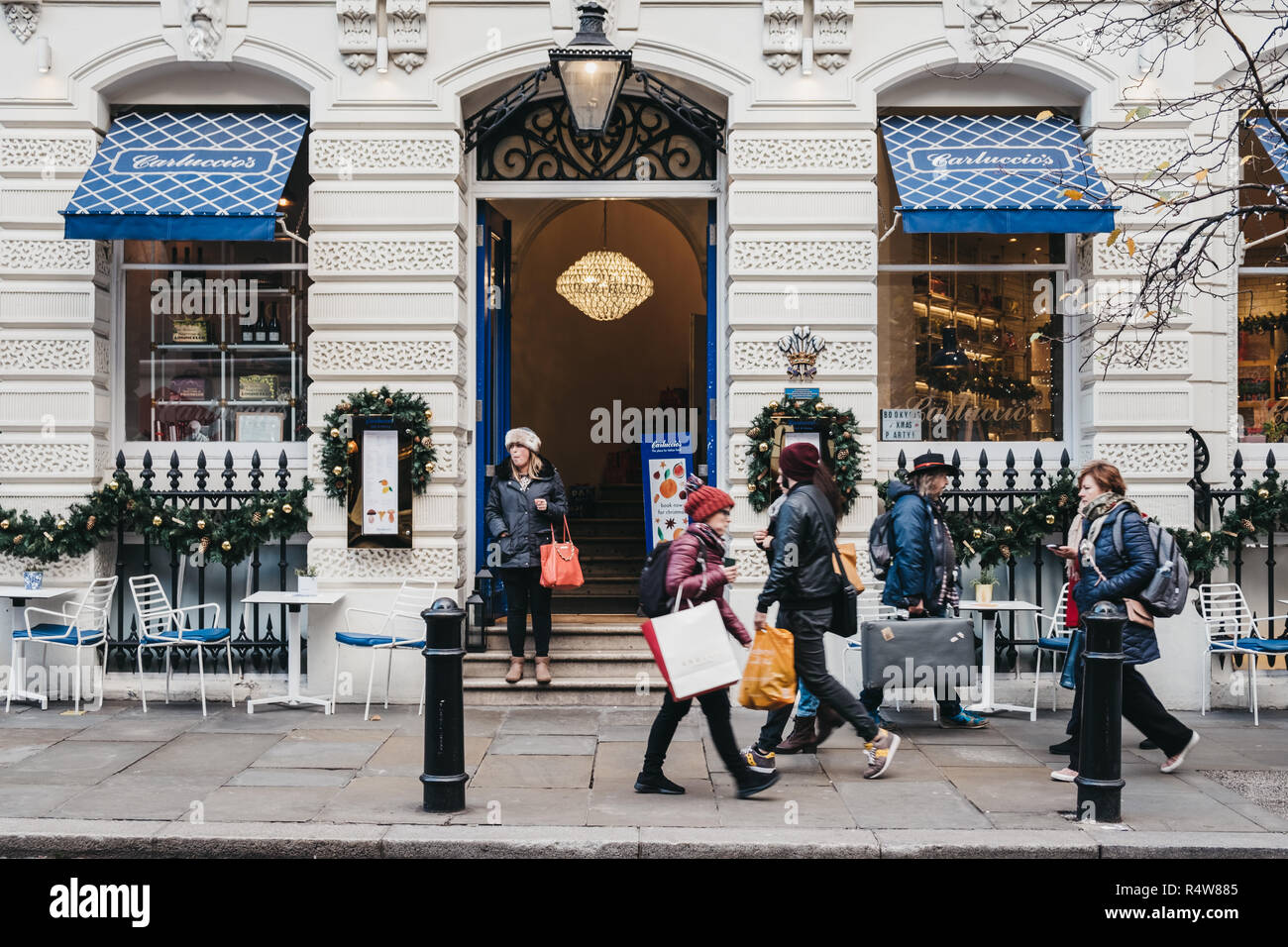 London, Großbritannien, 21. November 2018: Leute, die in der Vergangenheit Carluccio's Restaurant in Covent Garden, London, UK. Covent Garden ist ein berühmtes Touristenzentrum in Lon Stockfoto