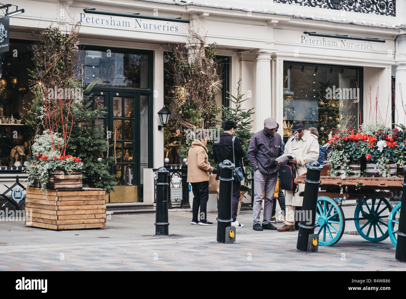 London, UK, November 21, 2018: die Menschen zu Fuß Vergangenheit Petersham Baumschulen in Covent Garden, London, UK. Covent Garden ist ein berühmtes Touristenzentrum in London Stockfoto