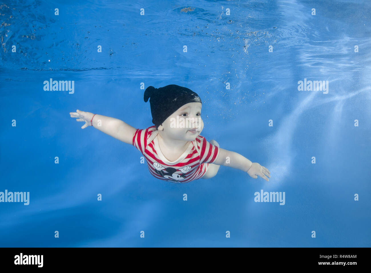Kleiner Junge in einem gestreiften Anzug Schwimmen unter Wasser im  Schwimmbad auf einem blauen Wasser Hintergrund. Gesunde Familie Lifestyle  und Kinder Wassersport Aktivitäten Stockfotografie - Alamy