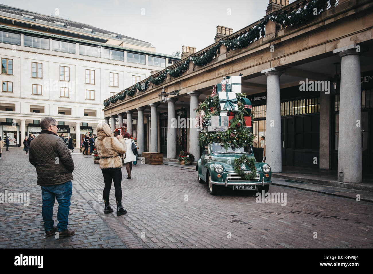 London, Großbritannien, 21. November 2018: Leute, die Fotos von Christbaumschmuck in Covent Garden Market, eine der beliebtesten Touristenattraktionen in London. Stockfoto