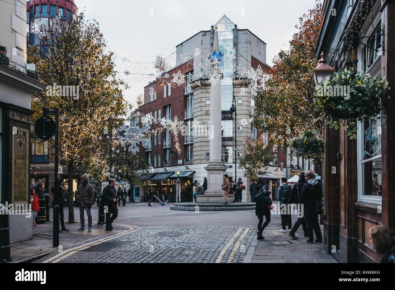 London, Großbritannien, 21. November 2018: Weihnachtsbeleuchtung und Dekoration auf einer Straße in Covent Garden, einer der beliebtesten touristischen Gegenden in London, UK. Stockfoto